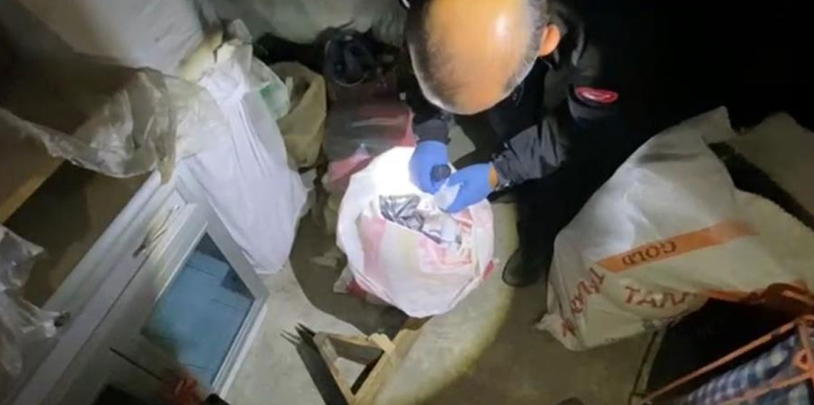 Polis çatı katındaki çuvallarda 15 bin uyuşturucu hap ele geçirdi