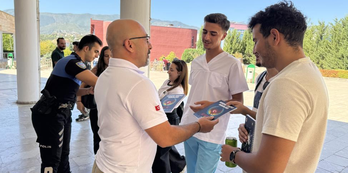 Karabük'te polisler üniversite öğrencilerini bilgilendiriyor