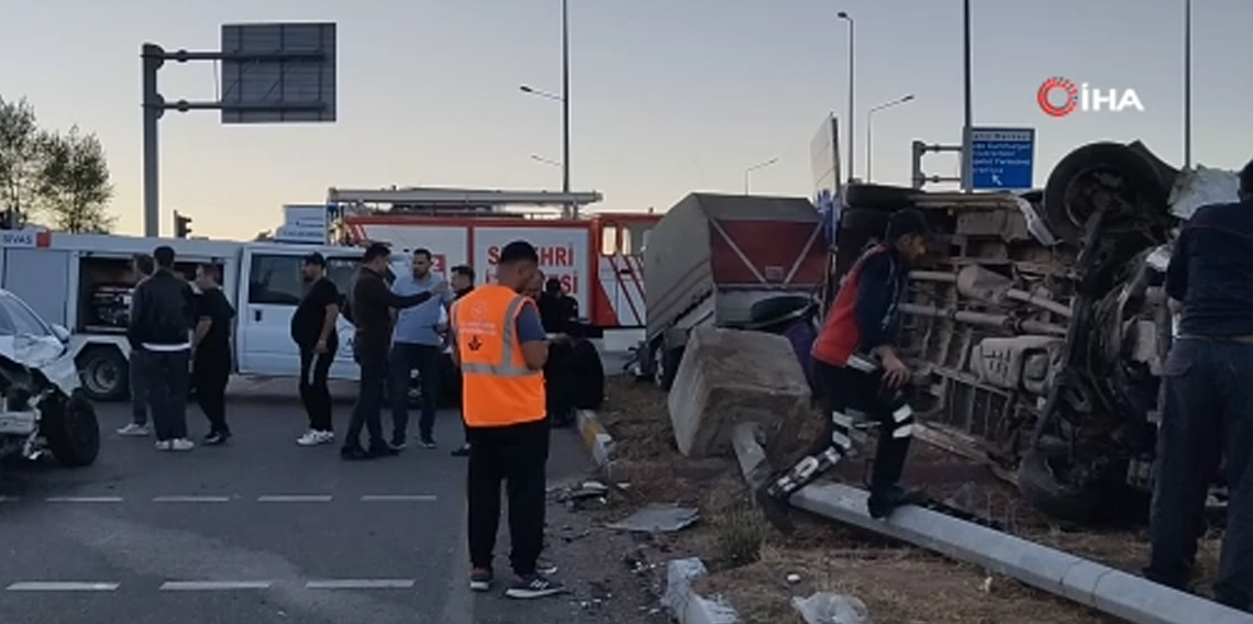 Sivas’ta fındık işçilerini taşıyan minibüs otomobille çarpıştı: 15 yaralı