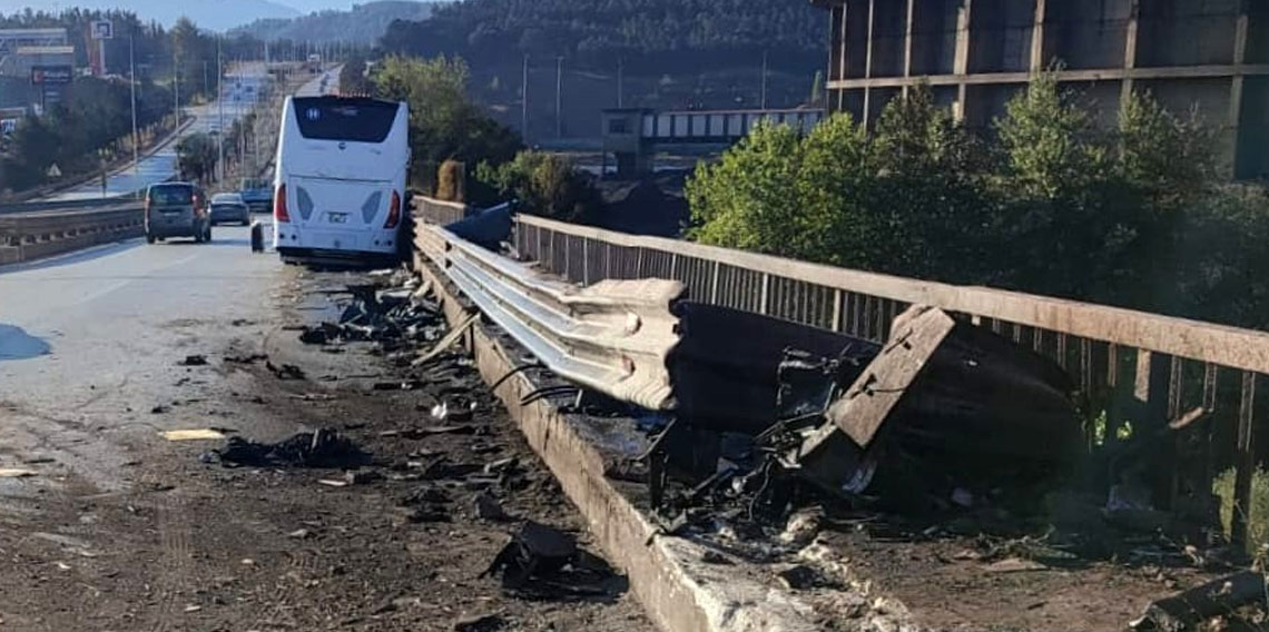 Yolcu otobüsü köprü bariyerlerine çarptı: 1 yaralı
