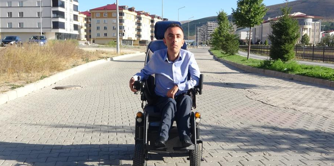 Bayburt'ta ehliyetsiz sürücü engelli vatandaşa çarpıp kaçtı