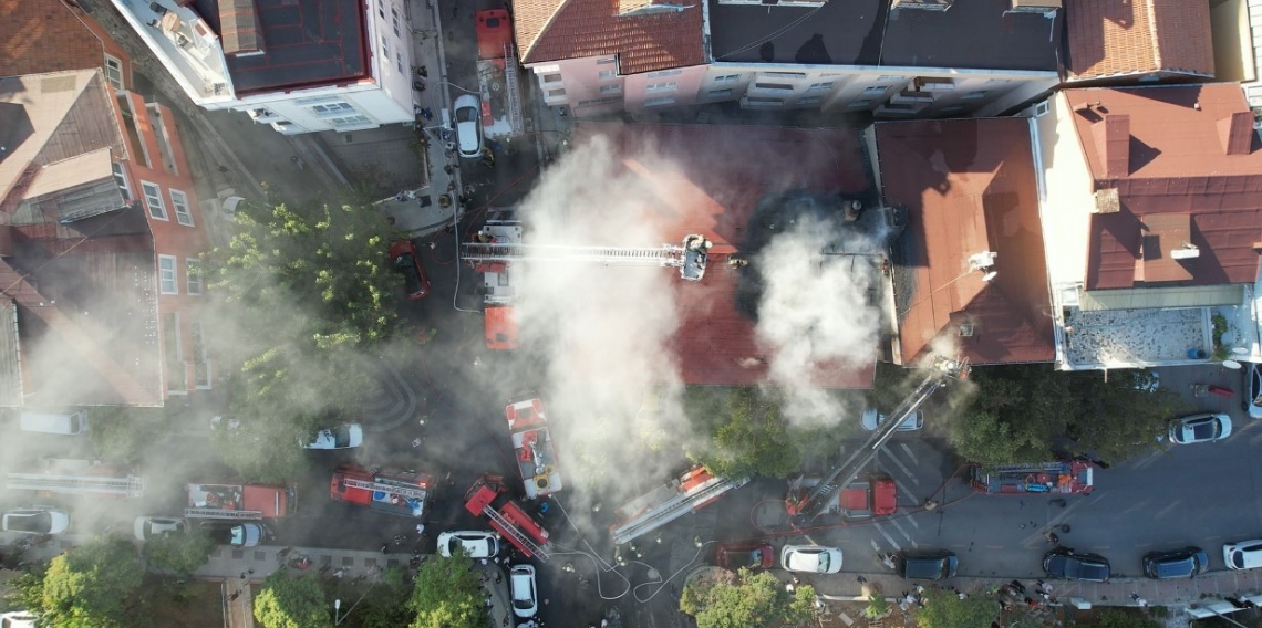 Üsküdar’da çatı yangını yan binaya sıçradı