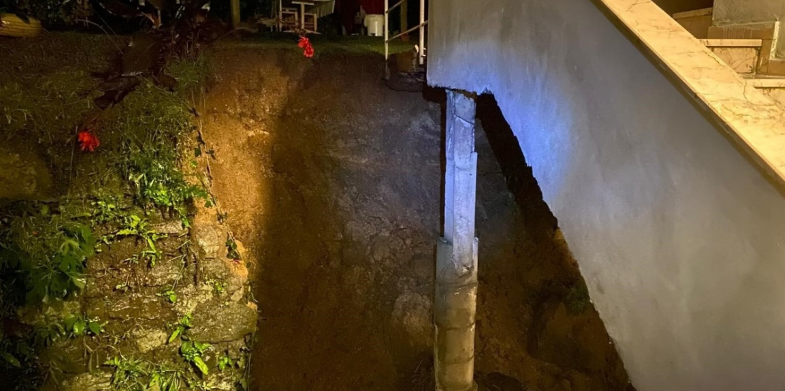 Hopa’da istinat duvarı çöktü, 3 katlı ev tahliye edildi