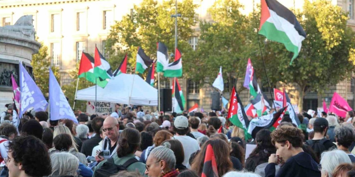 Paris'te binlerce kişi İsrail'in Gazze'ye saldırılarını protesto etti