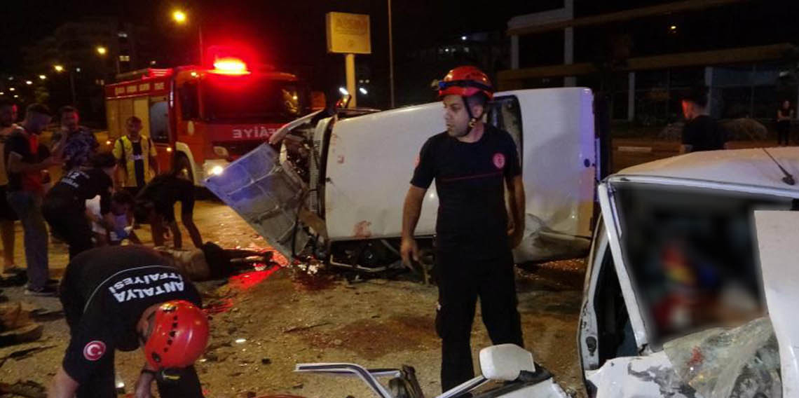 Tofaşlar kafa kafaya çarpıştı, ortalık savaş alanına döndü: 4 yaralı