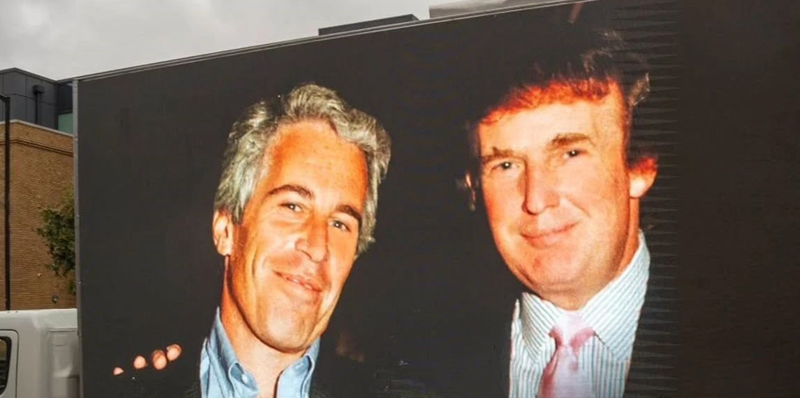 İngiltere'de Trump ve Epstein'ın fotoğrafını yayınlayan reklam aracına polis el koydu