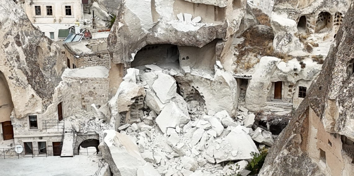 Kapadokya’da peribacası yıkıldı