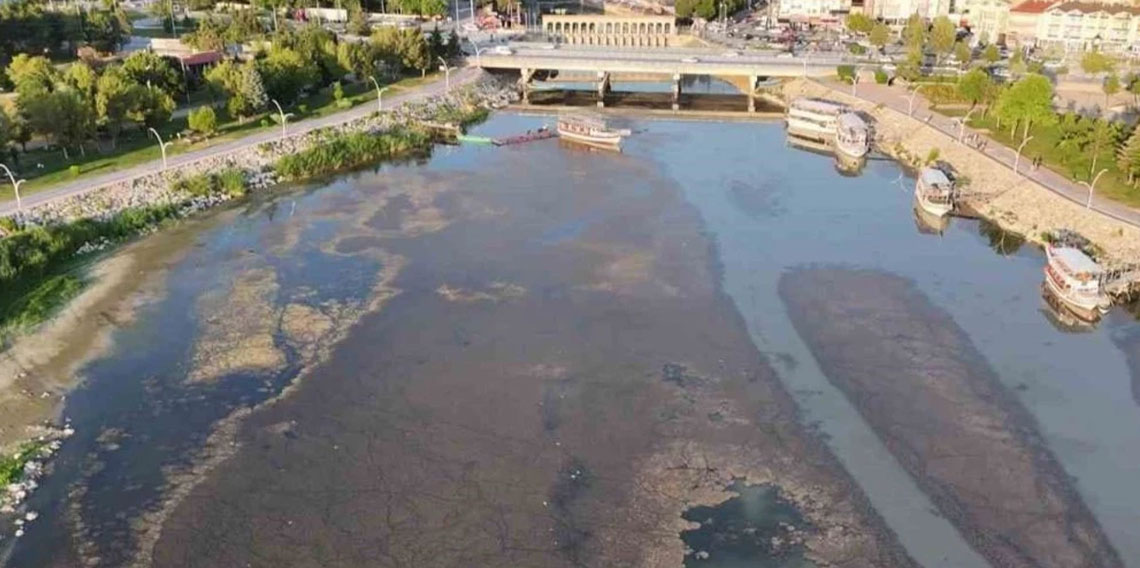 Konya'da Beyşehir Gölü kurudu: Balıkçılar kurban kesip, dua etti