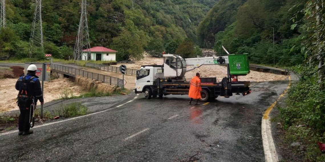 Sel afetinin ardından enerji nakil hatları onarılıyor