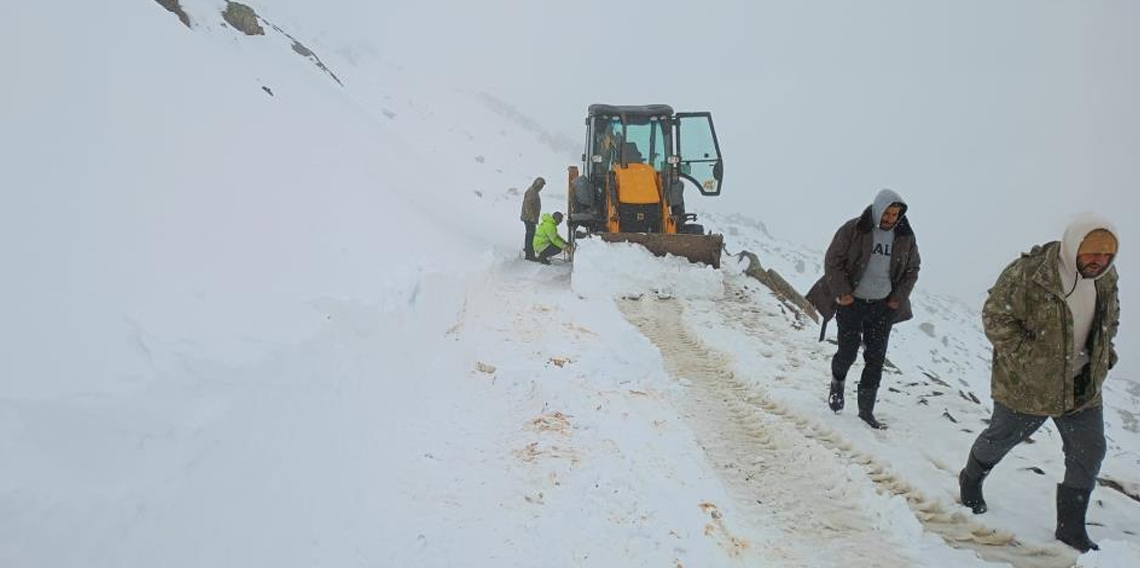 Bayburt'ta çoban sürüsüyle fırtınada mahsur kaldı