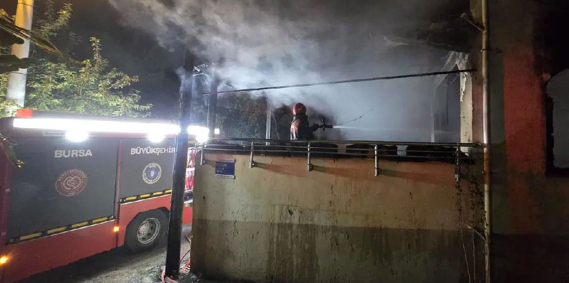 Bursa'da 3 katlı binada yangın çıktı!