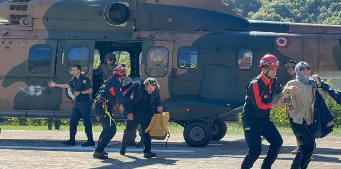 Artvin’de mahsur kalan vatandaşlar helikopterle tahliye edildi