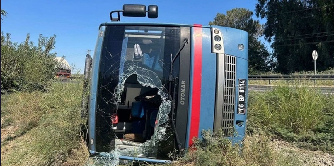 Mersin'de cezaevi aracı devrildi! 13 kişi yaralı