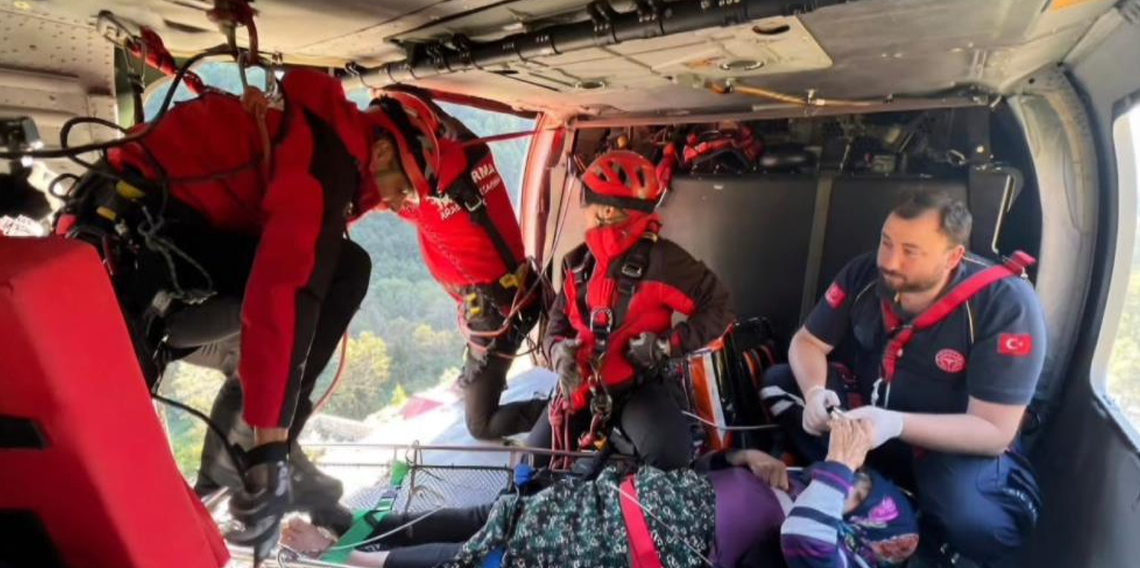 Rize'de askeri helikopterlerin mesaisi sürüyor