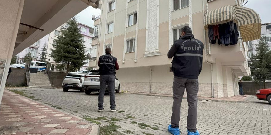 Tokat’ta cam silen kadın cipin üzerine düşerek hastanelik oldu