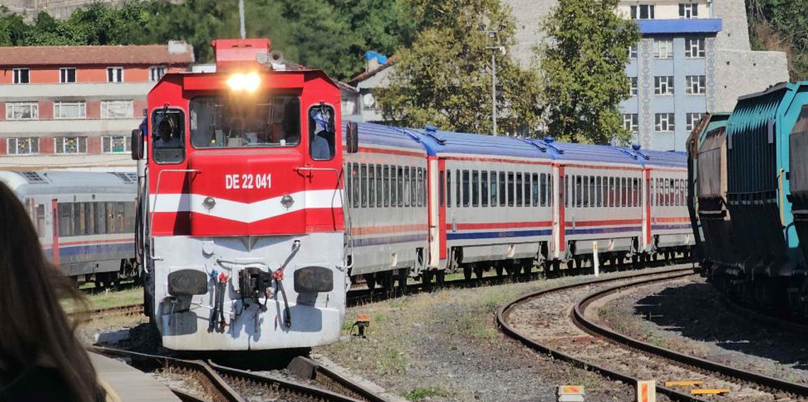 Turistik Karaelmas Ekspresi Zonguldak’a ulaştı