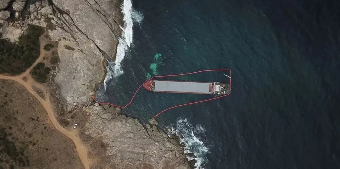 Dev kuru yük gemisi karaya oturdu