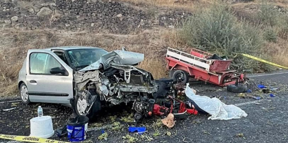 Tarım aracı ile otomobil çarpıştı: 1 ölü, 4 yaralı