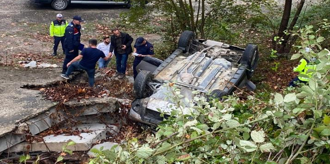 Türkeli’de otomobil şarampole yuvarlandı: 1 yaralı