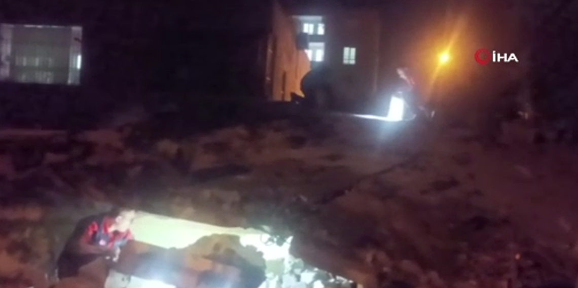 Batman’da 2 katlı bina çöktü