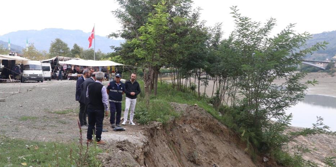 Barajdaki su seviyesi düştü, kıyıda çatlaklar oluştu