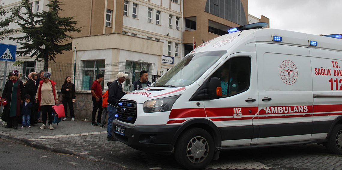 Yangın ziline basınca okulda izdiham çıktı: 15 öğrenci yaralı