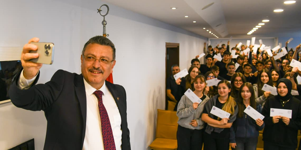 Büyükşehir'den 10 bin öğrenciye destek