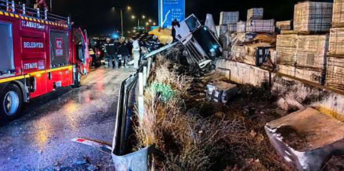 Amasya’da tanker devrildi: 1 yaralı