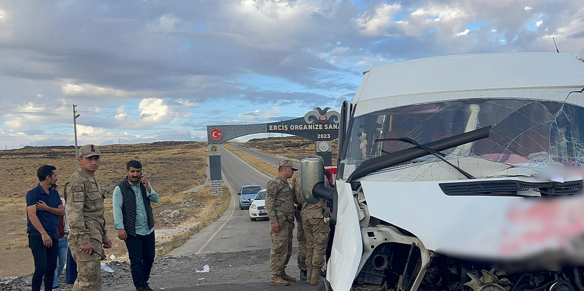 Van’da okul servisiyle tır çarpıştı: 15 yaralı