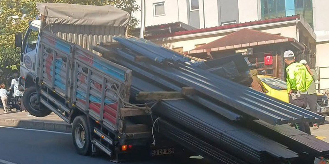 Rize’de seyir halindeki kamyon şaha kalktı!