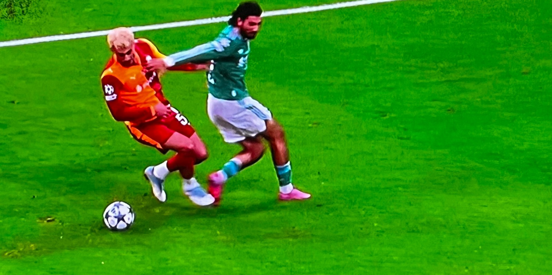 Barış Alper Yılmaz sanırsınız hayatının en sert darbesini almış gibi kendini yere attı!