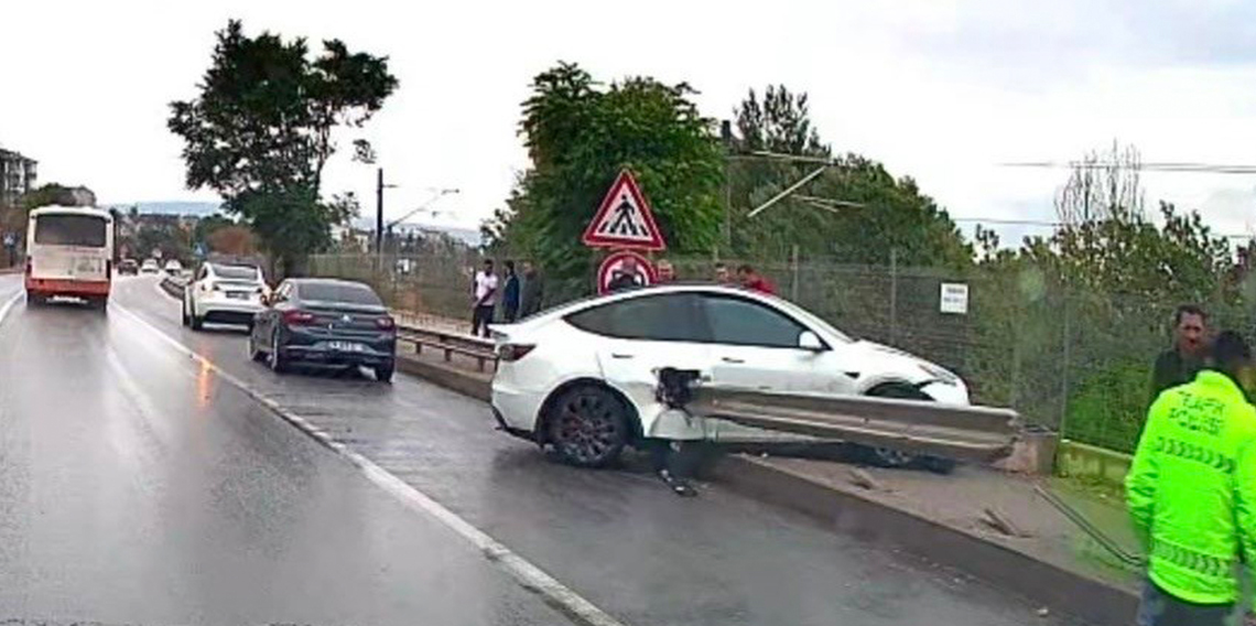 Kontrolden çıkan Tesla bariyere saplandı