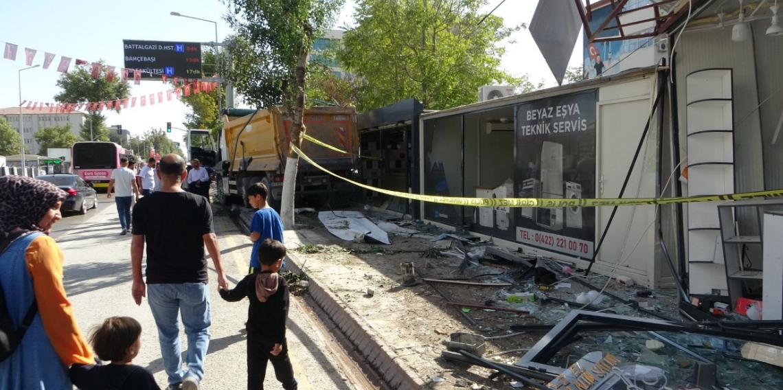 Malatya’da kontrolden çıkan hafriyat kamyonu iş yerlerine daldı!
