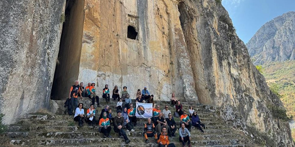 Çorum'un gizemli kaya mezarı büyük ilgi görüyor