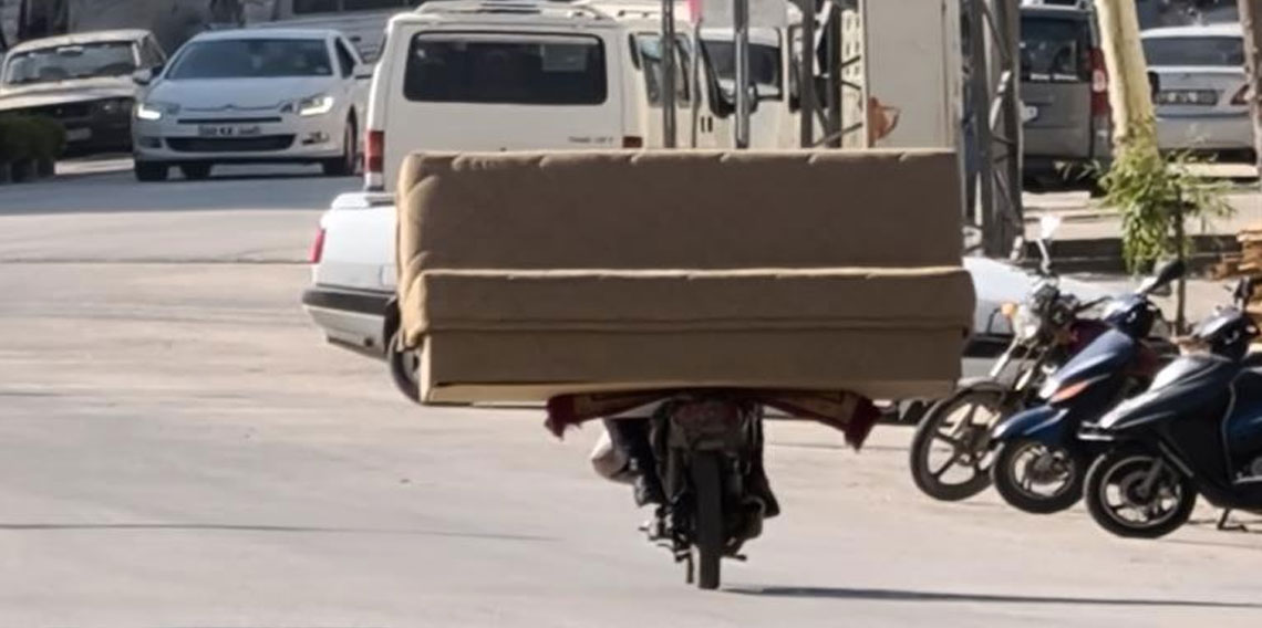 Erbaa’da motosikletle koltuk taşıdı