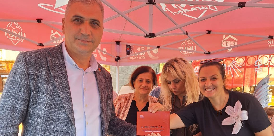 CHP’li kadınlar kız çocuklarının eğitimi için kermes düzenledi