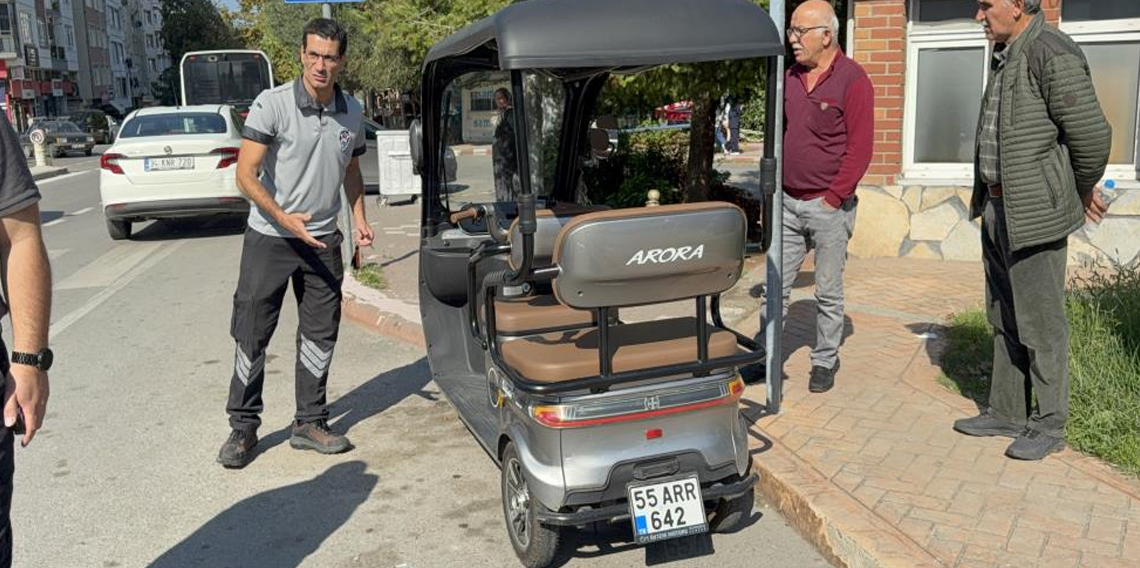 Motorlu bisiklet, yayaya yol veren otomobile çarptı: 1 yaralı