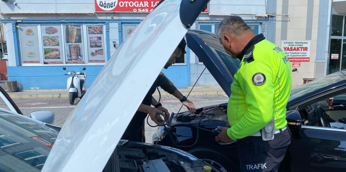 Samsun'da yolda kalan ailenin yardımına polis ekipleri yetişti