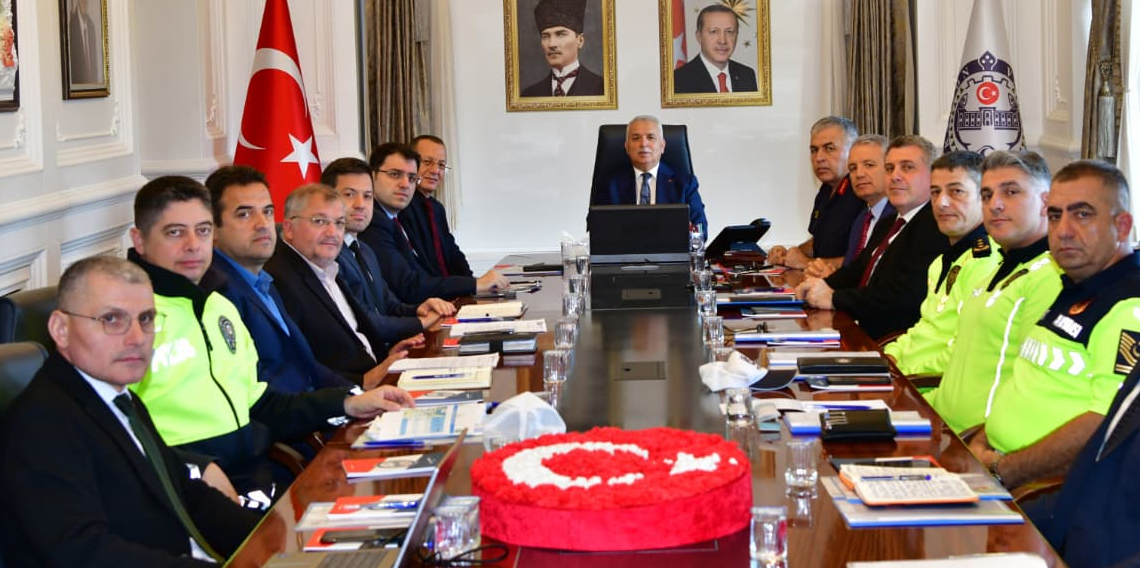 Trabzon’da Karayolu Trafik Güvenliği Stratejisi Toplantısı Vali Aziz Yıldırım Başkanlığında Yapıldı