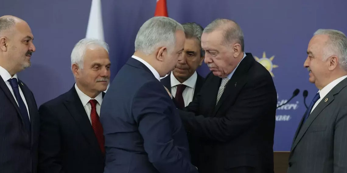 7 belediye başkanı AK Parti'ye katıldı! Erdoğan rozetlerini bizzat taktı