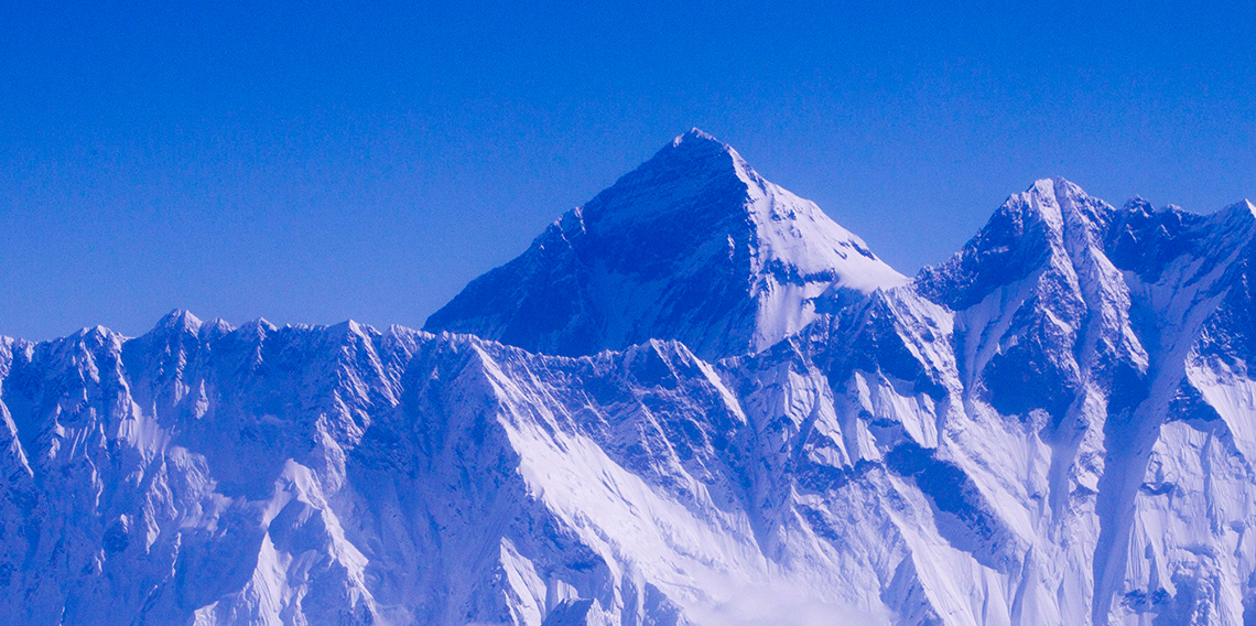 Everest’te kurtarılmayı bekleyen 200 dağcı tahliye edildi