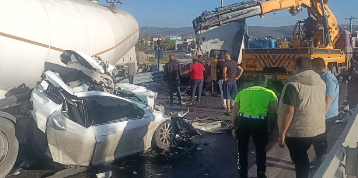 Tır otomobili ezdi, sürücü saniyelerle kurtuldu