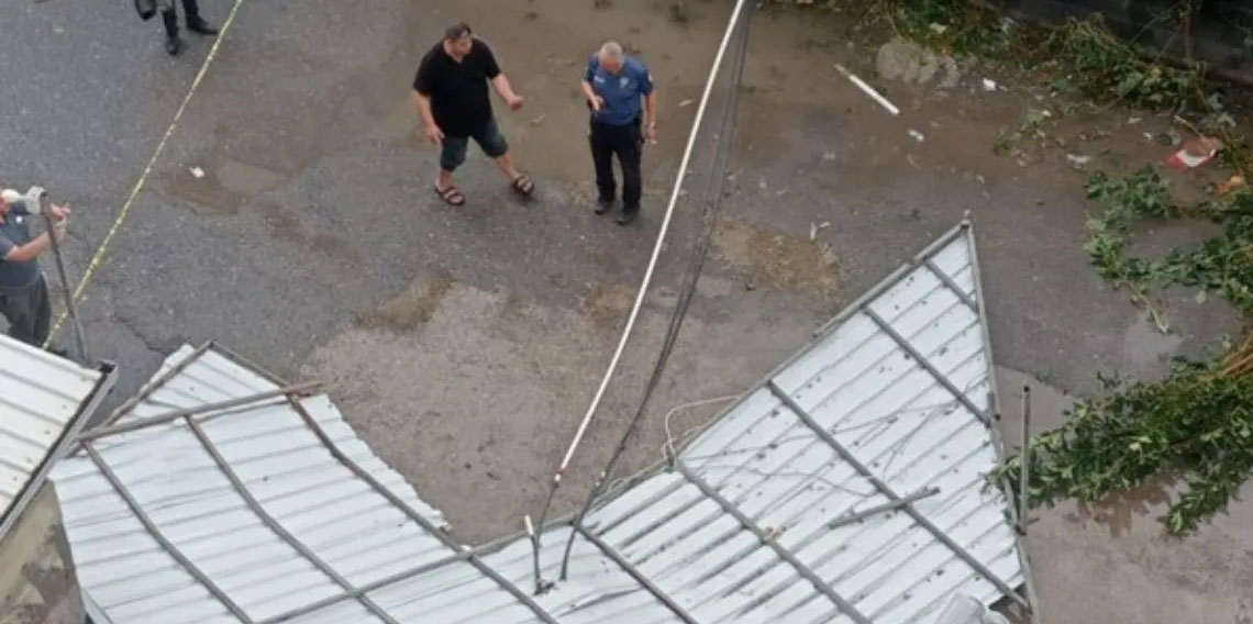 Hatay'da fırtına: Uçan çatılar, araçlara zarar verdi