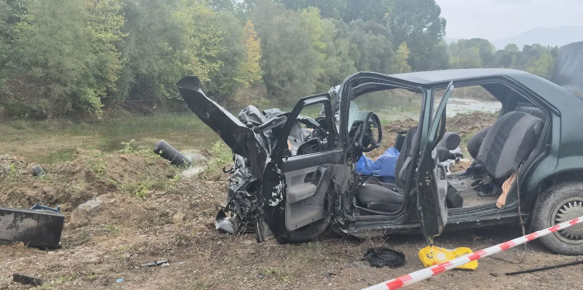Bartın'da yoldan çıkan tır, otomobile çarptı: 2 ölü 1 yaralı