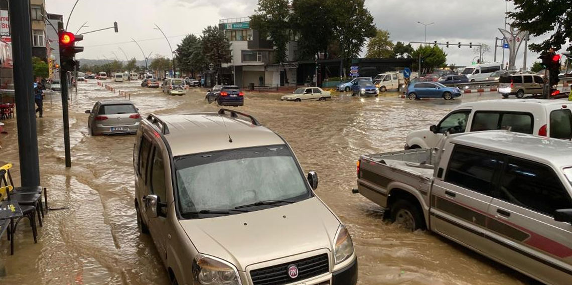 Giresun'da sağanak yağış hayatı felç etti!