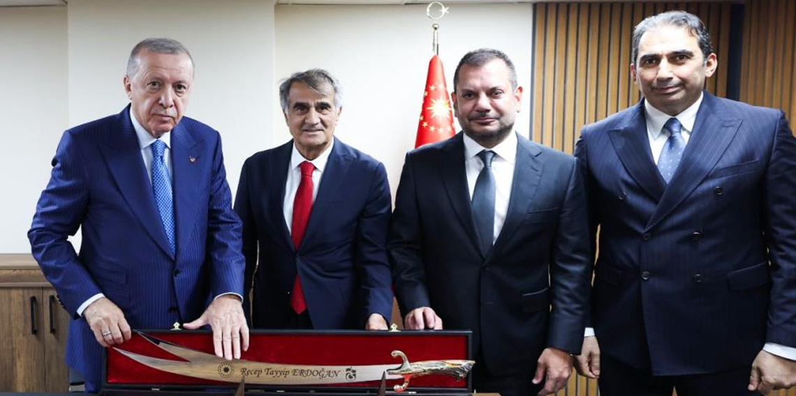 Trabzonspor'dan Cumhurbaşkanı Erdoğan'a Sürmene kılıcı hediyesi