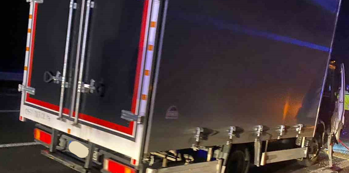 TEM'de kamyonla çarpışan kamyonet sürücüsü araçta sıkışarak yaralandı