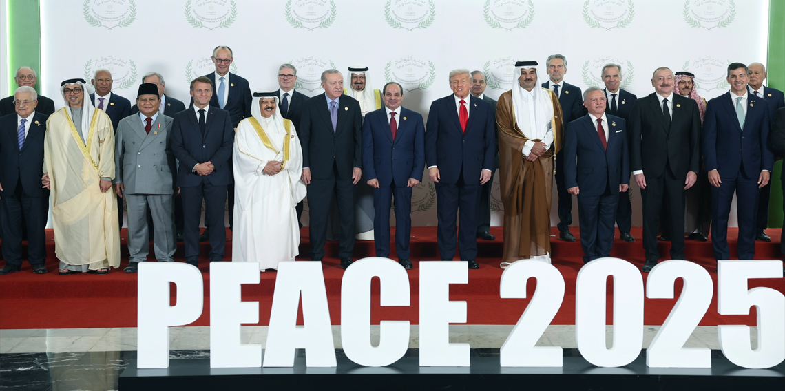 Mısır’daki Barış Zirvesi’ne katılan liderlerden aile fotoğrafı
