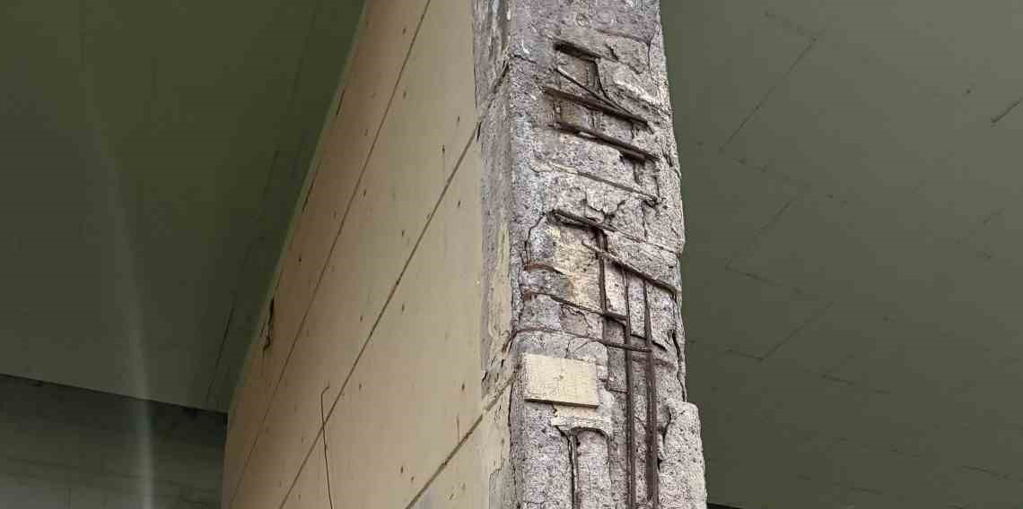 Betonları dökülen köprü tehlike saçıyor