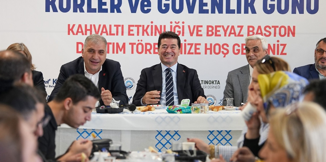 Ortahisar Belediyesi, görme engellilere beyaz baston hediye etti